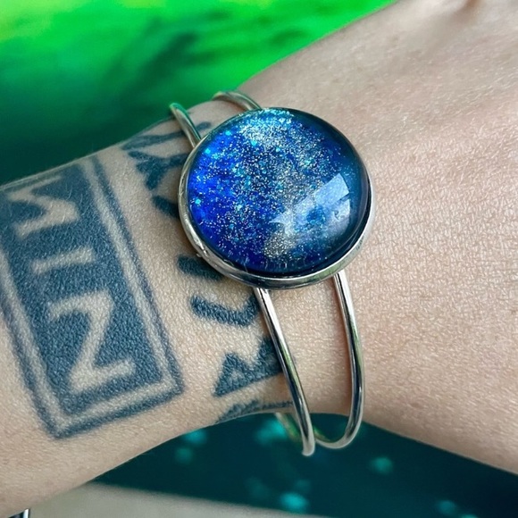Handmade Dark blue & silver galaxy northern lights cuff bracelet - Picture 4 of 11